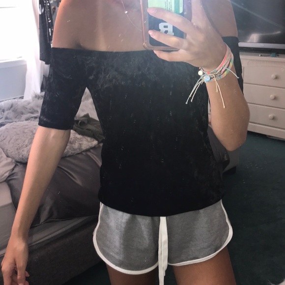 Beware! Off the shoulder velvet top - Picture 2 of 4